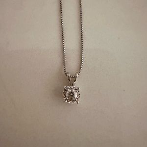 Brand new 18k Italian gold chain y diamond pendant. 19.5 long chain